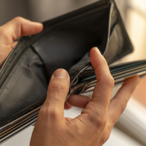 Un român din zece muncește, dar trăiește aproape de sărăcie