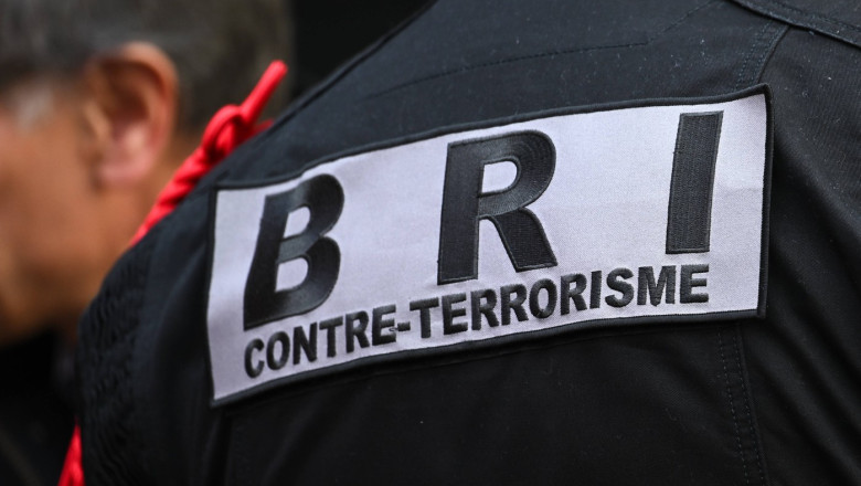 Trei fete, cu vârste între 18 şi 21 de ani, au fost arestate pentru punerea la cale a unui atentat la Paris