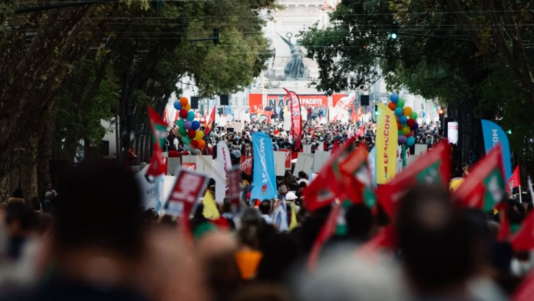 Zeci de mii de oameni protestează la Lisabona împotriva modificărilor legii muncii