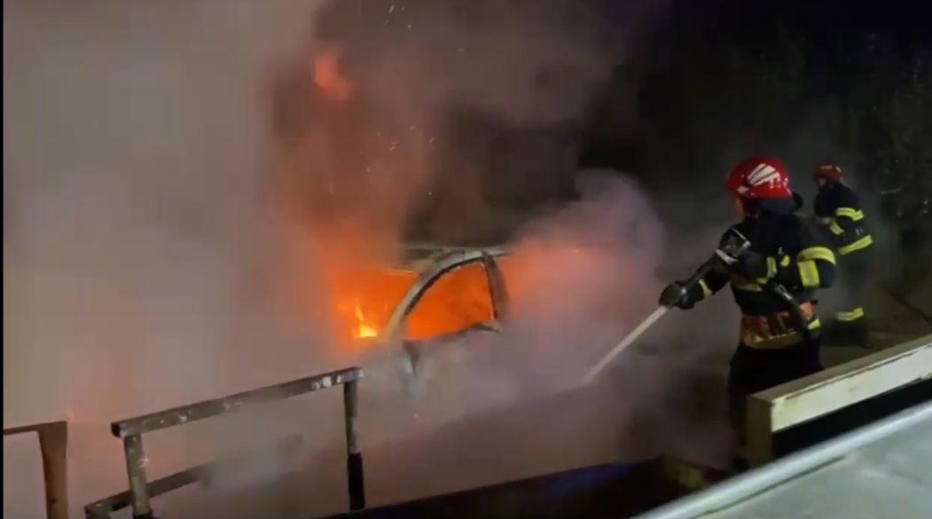 Autoturism mistuit de flăcări într-o gospodărie din Copălău