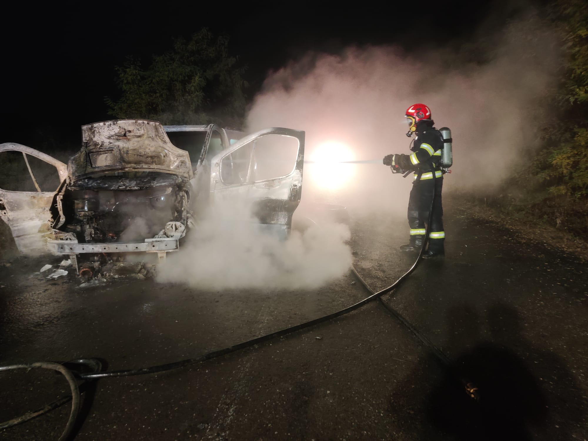 O autoutilitară a luat foc între Zahoreni și Manoleasa