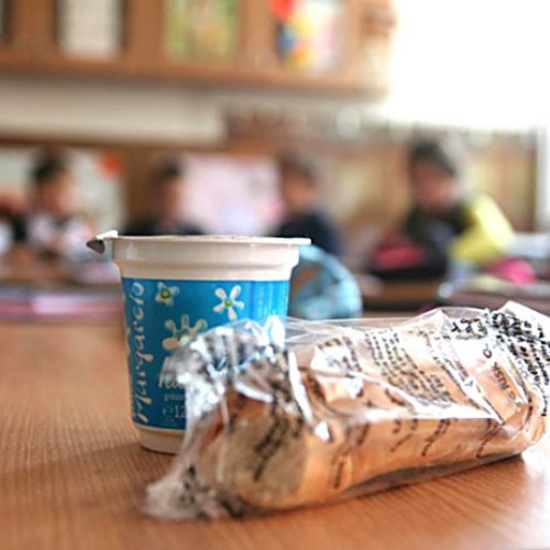 Programul „Laptele și cornul” rămâne susținut de majoritatea românilor