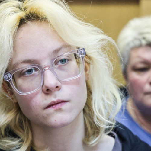 Cântăreață rusă și colegul său, arestați a treia oară pentru cântece anti-război