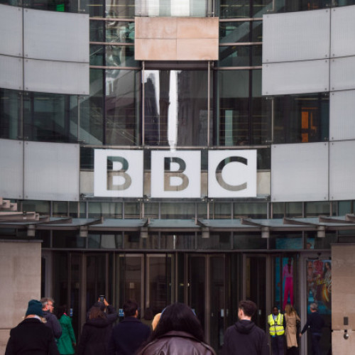 Demisii în vârful BBC după critici privind imparțialitatea și un documentar controversat