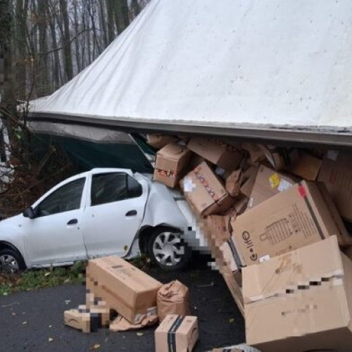 Autotren răsturnat pe autostrada A1 în județul Giurgiu după coliziune cu un autoturism