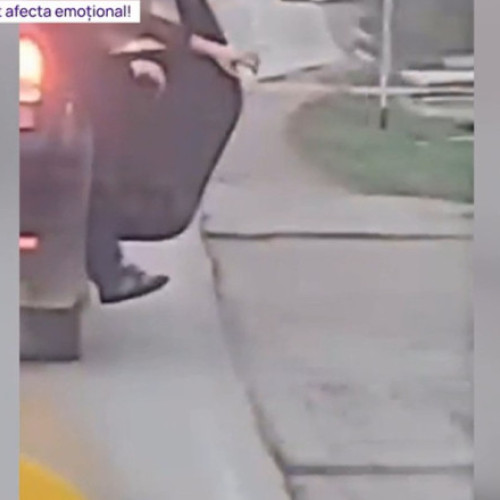 Tânăr din Arad s-a aruncat dintr-o mașină în mers și a ajuns la spital