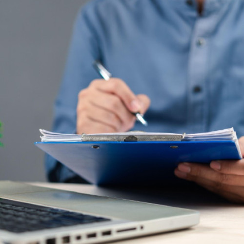 Ministerul Muncii propune prime și sprijin pentru angajarea tinerilor și mamelor cu mai mulți copii