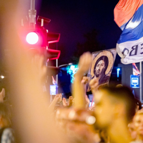 Mii de oameni protestează față de transformarea sediului armatei din Belgrad