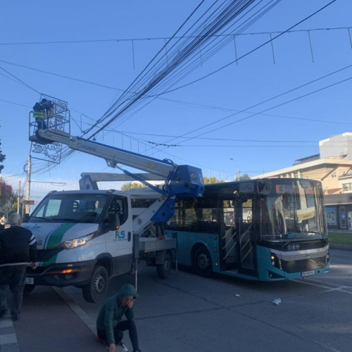 Muncitorul grav accidentat la montarea ornamentelor de sărbători a decedat