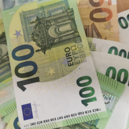 Cursul euro scade ușor pe piața locală în așteptarea deciziilor BNR