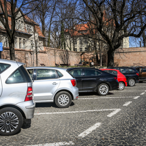 Locurile de parcare cu plată din Sibiu vor fi marcate cu albastru și monitorizate digital