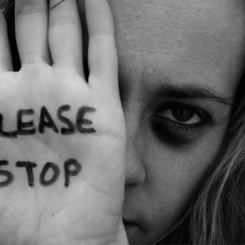 Ministerul Justiţiei propune pedeapsa cu închisoarea pe viaţă pentru femicid în România