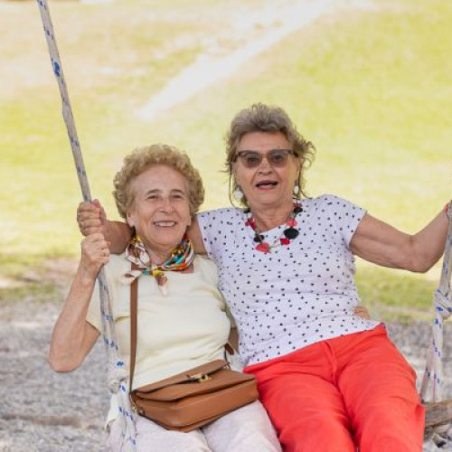 Trei din cinci seniori din orașele României se simt singuri, arată un studiu din 2025