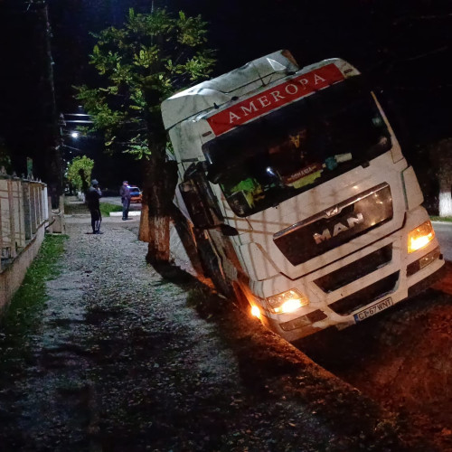 Camion în șanț pe drumul național Botoșani-Dorohoi, trafic blocat temporar