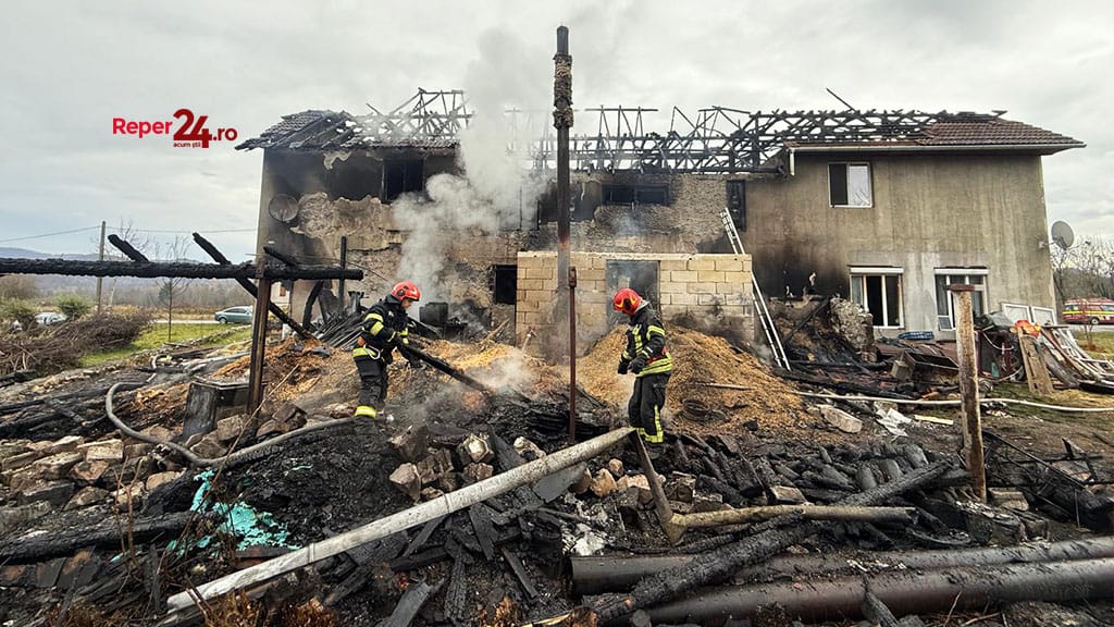 Incendiu distruge casa unei familii cu 10 copii în Voislova