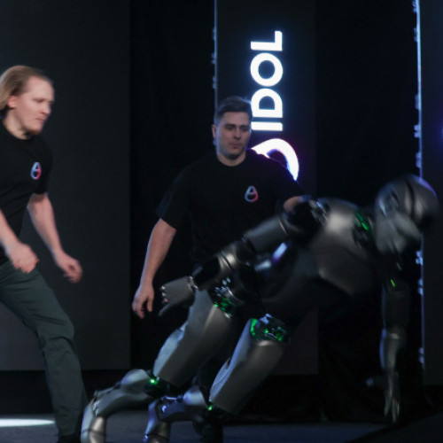 Robotul umanoid rus AIdol cade pe scenă în timpul lansării la Moscova