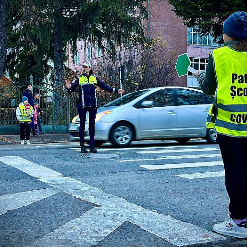 Polițiști și elevi din Covasna promovează siguranța rutieră în cadrul programului educativ