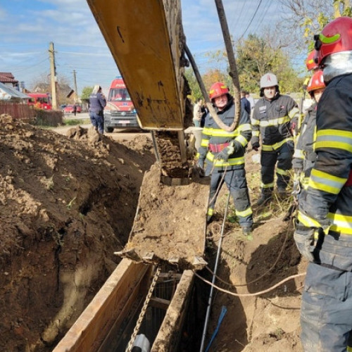 Doi muncitori prinşi sub un mal de pământ în Prahova, la 5 metri adâncime