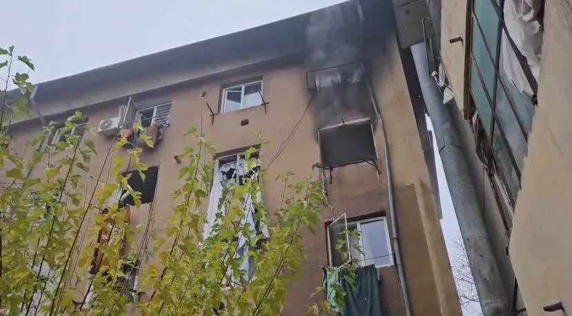 Deflagrație urmată de incendiu într-o garsonieră din Olt: 30 de persoane evacuate