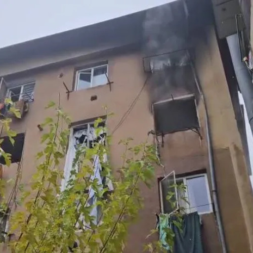 Deflagrație urmată de incendiu într-o garsonieră din Olt: 30 de persoane evacuate