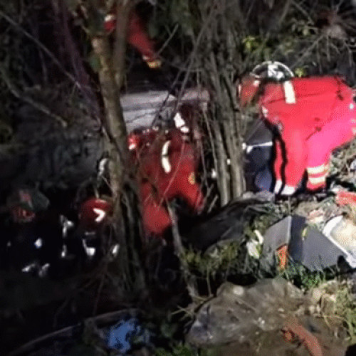 Accident în Slatina: mașină căzută într-un canal, trei persoane rănite