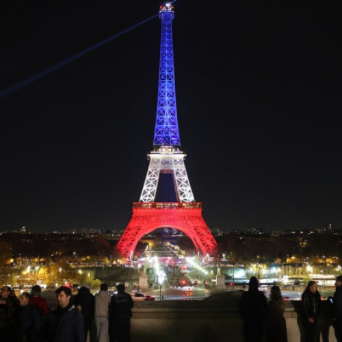 Nicușor Dan comemorează zece ani de la atentatele teroriste de la Paris