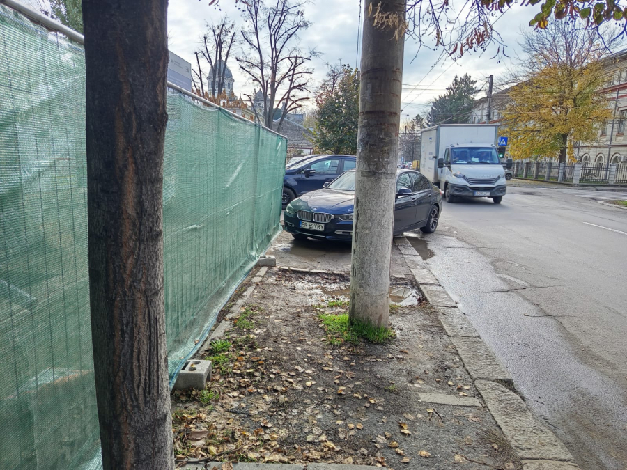 Trotuarul de pe strada Domnească din Galați, un traseu dificil pentru pietoni