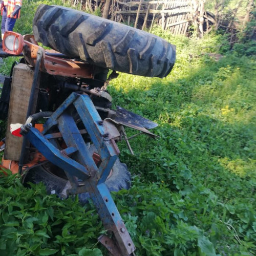 Accident rutier în comuna Câmpuri provocat de răsturnarea unui tractor
