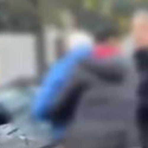 Tânăr agresiv încearcă să fure scuterul unui livrator nepalez în București