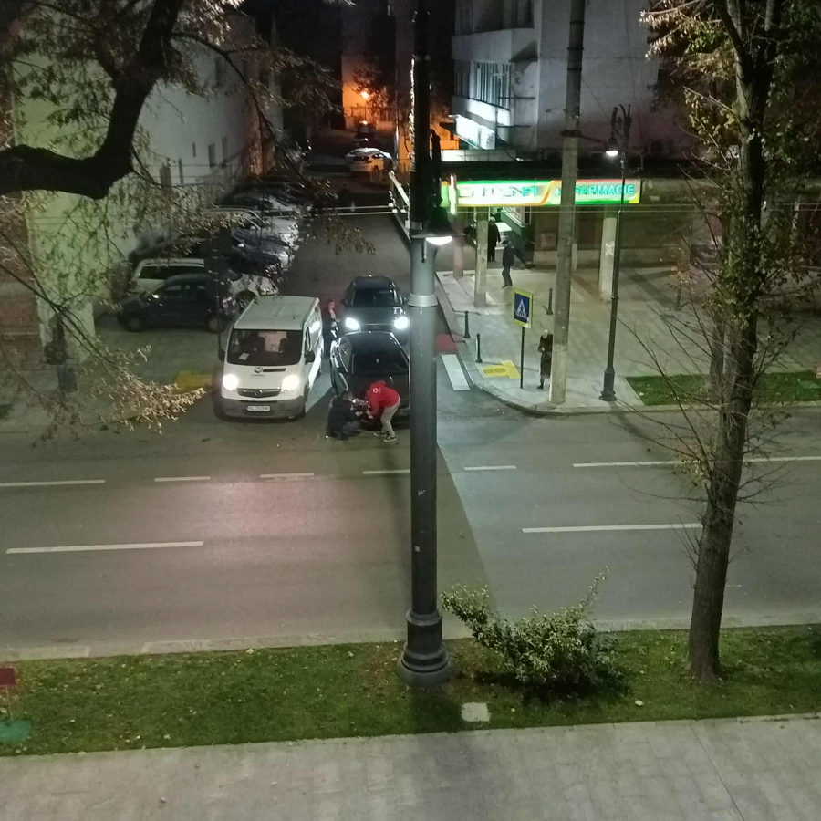 Un curier Sameday ajută un șofer cu mașina avariată în trafic