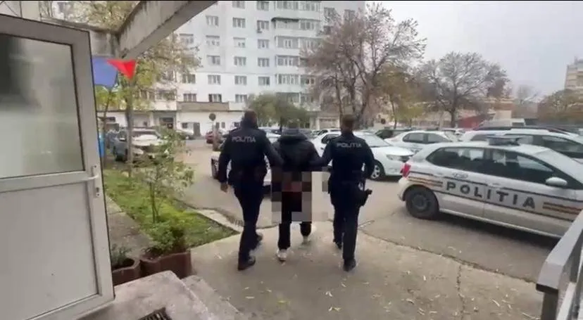 Bărbat reținut după ce a folosit acte false pentru a obține telefoane în Craiova