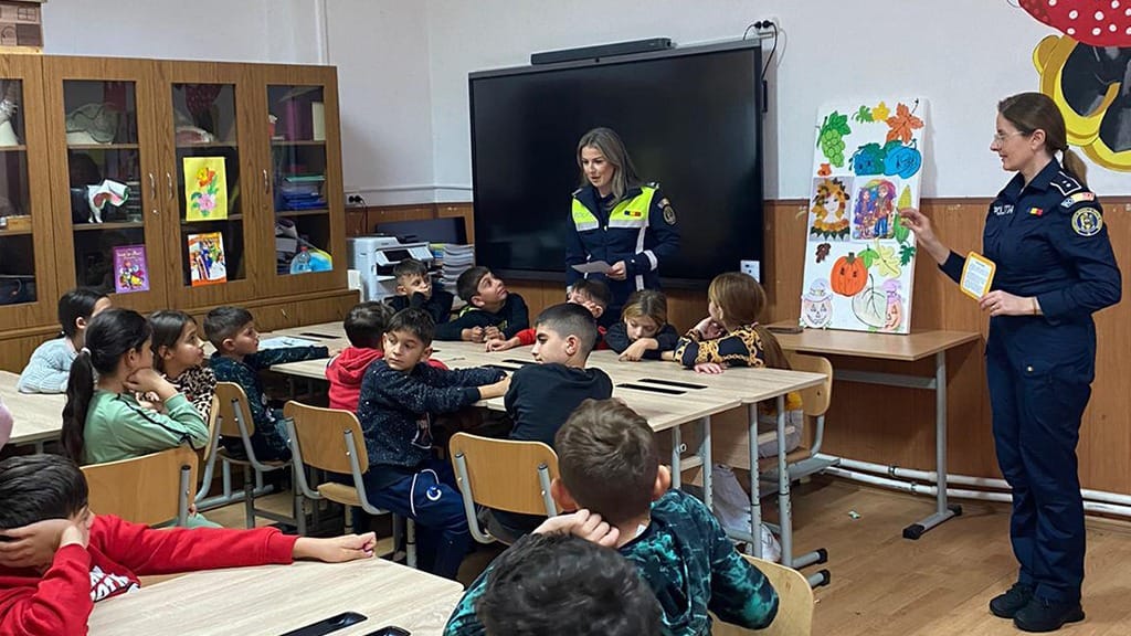 Polițiștii din Caraș-Severin au desfășurat o activitate educativă la Școala Gimnazială nr. 2 Bocșa