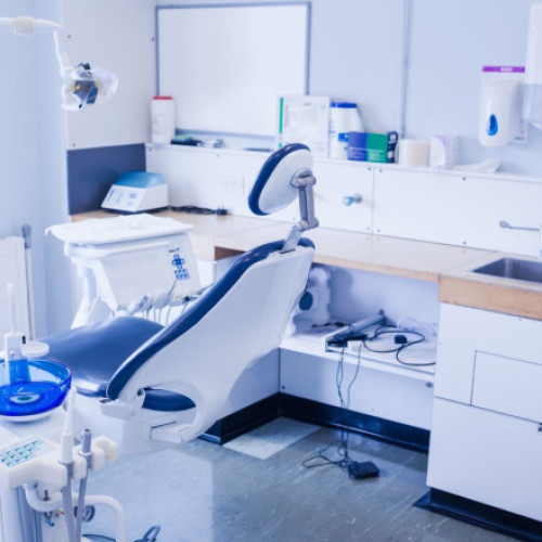 Colegiul Medicilor și ministrul sănătății cercetează decesul fetiței de 2 ani la o clinică stomatologică