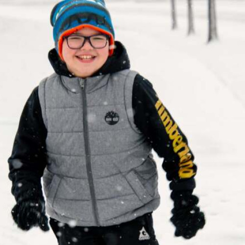 Campanie umanitară pentru a oferi haine de iarnă copiilor nevoiași