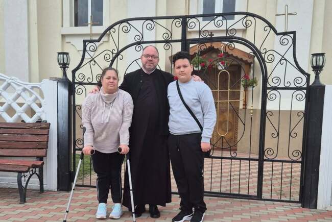 Băiat cu sindrom rar are nevoie de tratament și sprijin financiar urgent