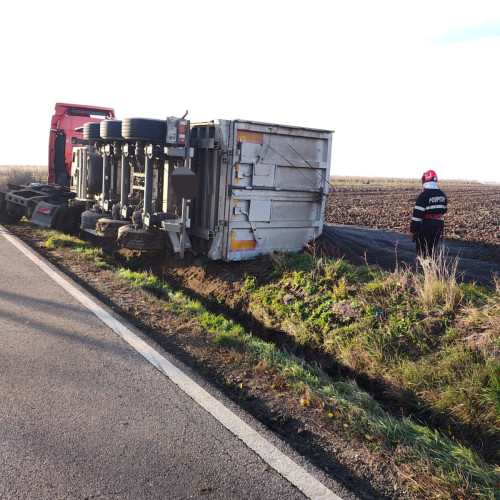 Camion cu semințe de floarea-soarelui s-a răsturnat pe drumul Botoșani – Săveni