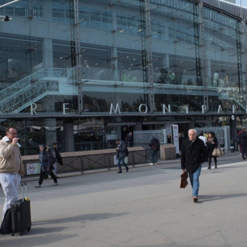 Bărbat împușcat în gara Montparnasse după ce a agresat polițiștii cu un cuțit