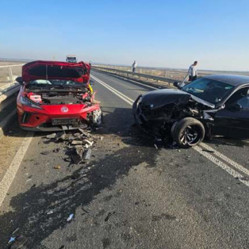 Accident între ambulanță și autoturism pe podul din Remetea