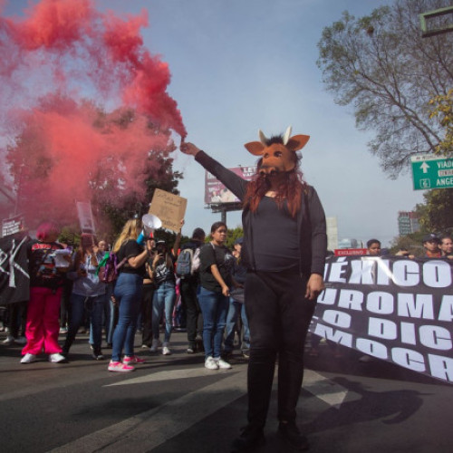 Proteste în Mexico City: peste 100 de polițiști și manifestanți răniți în ciocniri