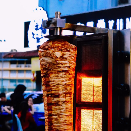 Promoția unei shaormerii din Brașov paralizează circulația pietonală pe Aurel Vlaicu