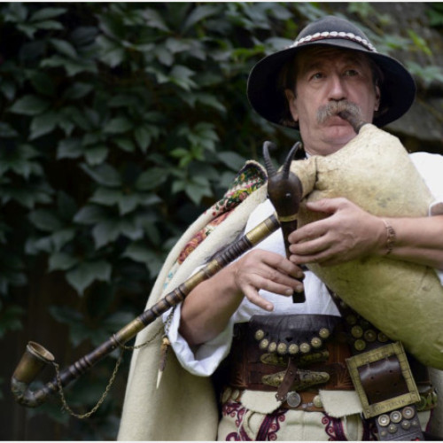 Constantin Demeter expune fotografii retrospectiv în albumul „Oprește-te, clipă!” la Oradea