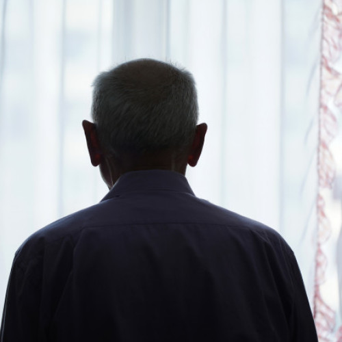 Trei din cinci vârstnici din orașe se simt singuri, iar tehnologia le este principalul sprijin