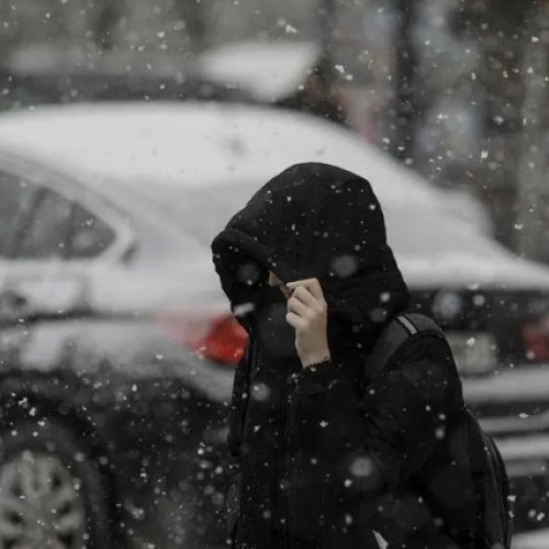 Vremea se răcește începând de luni, cu ninsori pe munte și vânt puternic