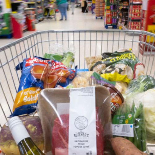 Majorarea TVA în 2025 a determinat ajustări diferite de prețuri în sectorul alimentar și nealimentar