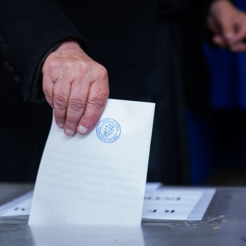 Doar doi candidați își dispută primăria Cârța în alegerile din 7 decembrie