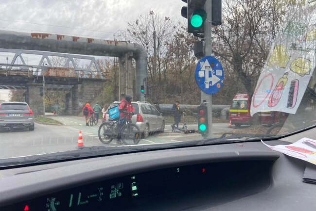 Bărbat rănit după coliziunea dintre o mașină și o trotinetă pe Calea Aradului