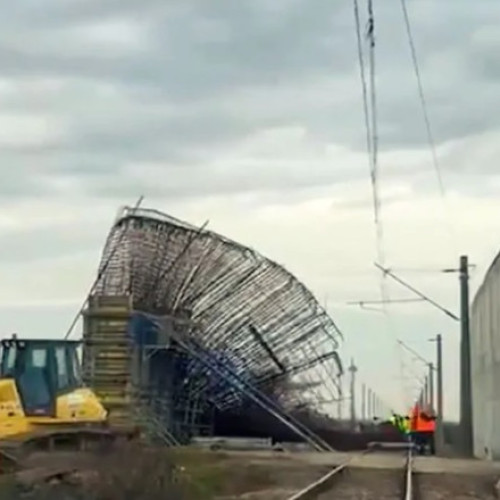 Circulația trenurilor oprită între Timișoara și Arad după prăbușirea unei armături pe calea ferată