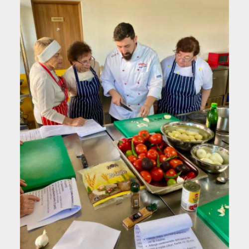 Seniorii din Oradea au învățat rețete internaționale la un atelier culinar special