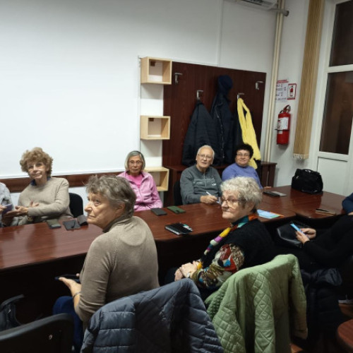 Două noi serii de cursuri digitale pentru seniorii din Oradea