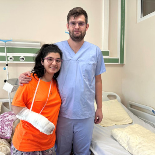 Adolescentă din Deva operată cu succes pentru o anomalie rară la mâna dreaptă